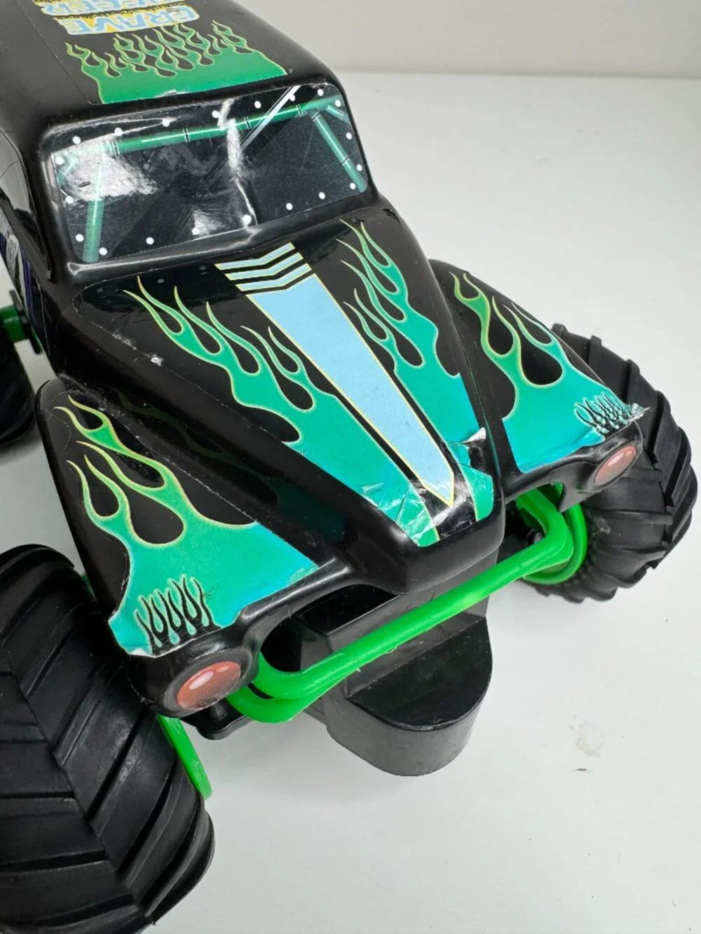 Monster Jam Monster Truck Toys Monster Mutt Grave Digger 1:24 Scale Plastic. The